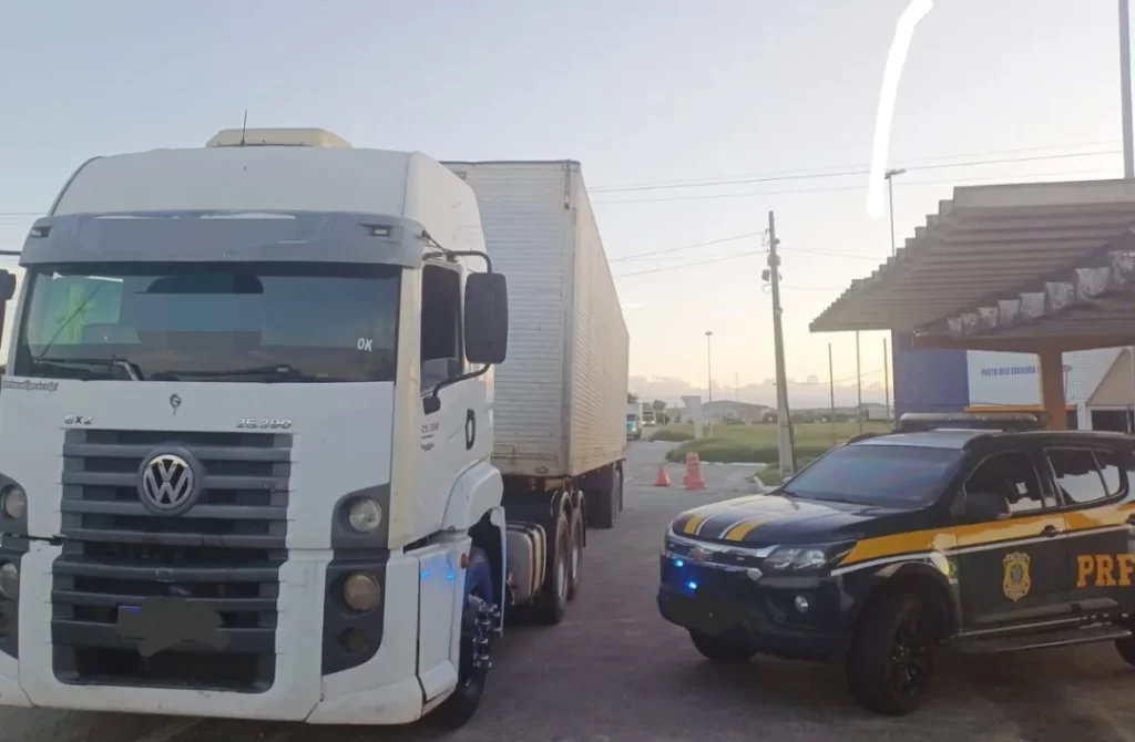 suspeito de furtar uma carga de produtos diversos avaliada em R$ 500 mil. A prisão ocorreu no km 147 da BR-232, no município de São Caetano, no Agreste de Pernambuco.