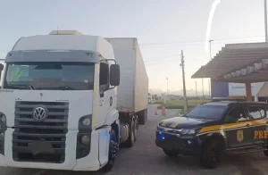 suspeito de furtar uma carga de produtos diversos avaliada em R$ 500 mil. A prisão ocorreu no km 147 da BR-232, no município de São Caetano, no Agreste de Pernambuco.