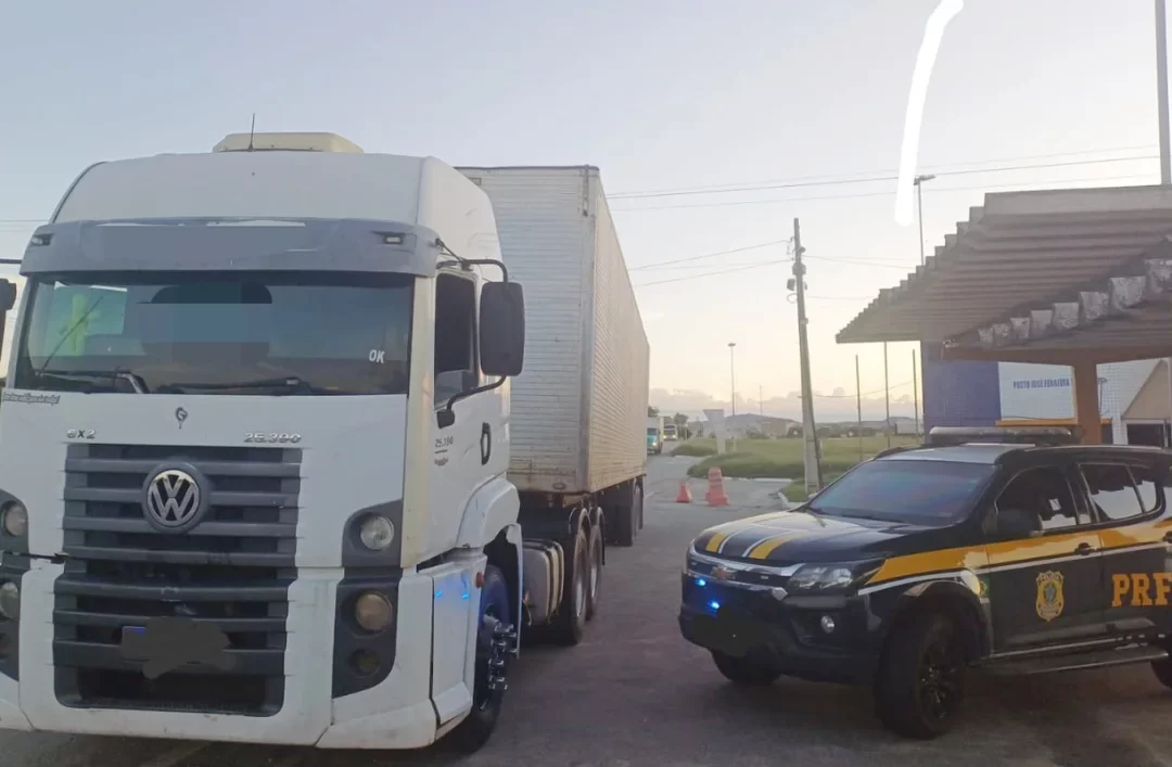 suspeito de furtar uma carga de produtos diversos avaliada em R$ 500 mil. A prisão ocorreu no km 147 da BR-232, no município de São Caetano, no Agreste de Pernambuco.