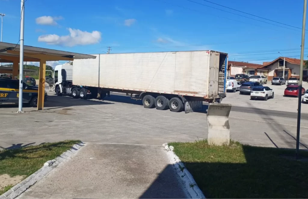 suspeito de furtar uma carga de produtos diversos avaliada em R$ 500 mil. A prisão ocorreu no km 147 da BR-232, no município de São Caetano, no Agreste de Pernambuco.