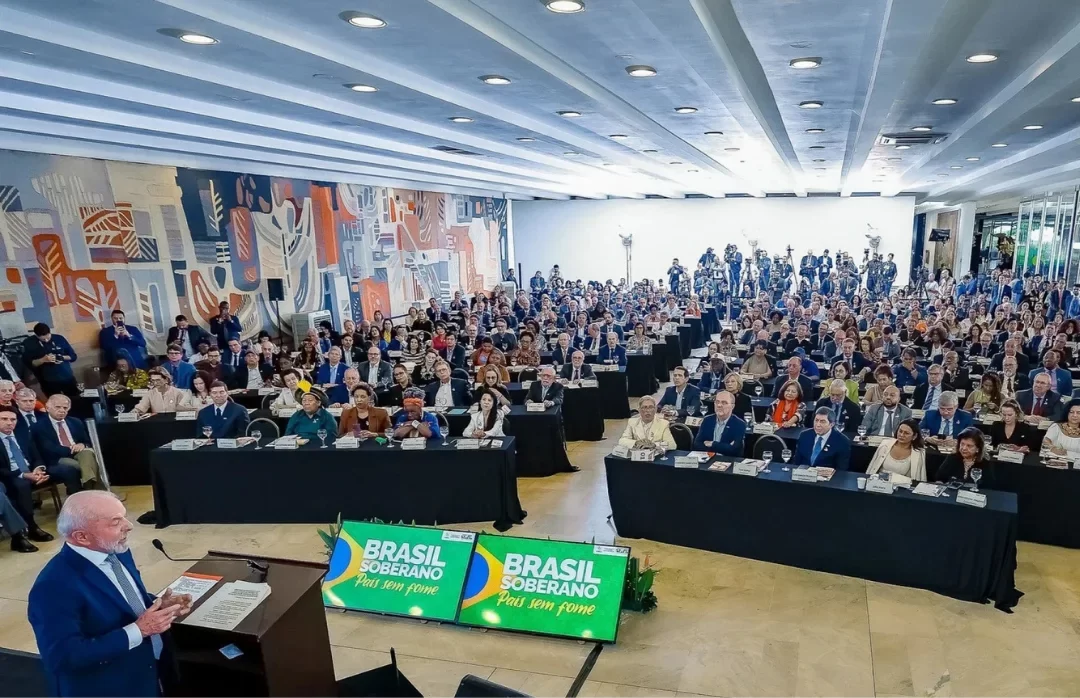 Tarifa de 50% dos EUA Entra em Vigor; Enquanto Lula Busca Diálogo, Governo de São Paulo Age com Plano de R$ 1,5 bi