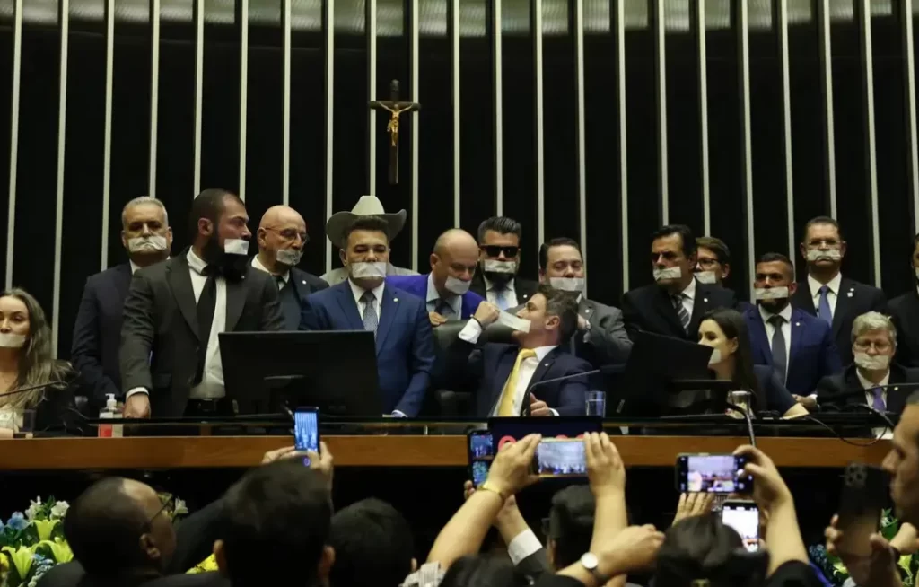 Oposição Ocupa Câmara e Senado Por Anistia a Bolsonaro e Impeachment de Moraes