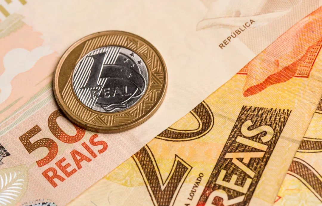 O Projeto da Lei Orçamentária Anual (PLOA) de 2026, enviado nesta sexta-feira (29) ao Congresso Nacional, prevê que o salário mínimo será de R$ 1.631 no próximo ano. O valor representa um aumento nominal de 7,44% em relação ao piso atual de R$ 1.518 em vigor em 2025. A proposta supera em R$ 1 o valor previsto anteriormente na Lei de Diretrizes Orçamentárias (LDO), que estabelecia o salário mínimo de R$ 1.630 para 2026. Como é calculado o reajuste do salário mínimo A atualização segue a nova regra de valorização do salário mínimo, aprovada no fim de 2024, que determina que o piso nacional seja corrigido pela inflação medida pelo Índice Nacional de Preços ao Consumidor (INPC) acumulado até novembro, mais o crescimento do Produto Interno Bruto (PIB) de dois anos antes. No entanto, a regra também estabelece um limite: o aumento não pode superar 2,5% acima da inflação. O INPC acumulado até novembro de 2025 deve ser de 4,78%. O crescimento do PIB de 2024 foi de 3,4%. Pela regra completa, o reajuste seria de 8,18%. Com o teto de 2,5% acima da inflação, o aumento é limitado a 7,44%, resultando no valor de R$ 1.631. Saiba mais: . . . . #PortalDigital #PortalDigitalRevista #revistaportaldigital #SalarioMinimo #Economia #Orcamento2026 #INPC #PIB