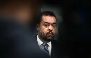 A Polícia Federal mirou o ex-governador Cláudio Castro e o empresário Ricardo Magro (Refit) em operação sobre fraudes em combustíveis e corrupção no RJ. Confira.