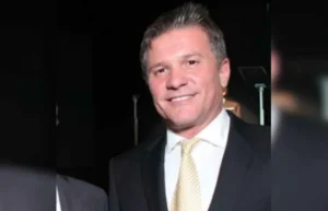 Em entrevista à CNN, o senador Flávio Bolsonaro relatou ter se encontrado com seu pai, o ex-presidente Jair Bolsonaro, na tarde de quarta-feira para tratar da repercussão de uma reportagem que aponta o financiamento de um filme biográfico de Jair por meio de recursos de Daniel Vorcaro. Segundo o senador, a orientação de seu pai foi clara: “ficar firme”, pois não haveria irregularidades no projeto. O Financiamento do Filme e a Defesa de Flávio  A polêmica surgiu após a publicação de uma reportagem afirmando que Daniel Vorcaro teria financiado a obra a pedido de Flávio. Admissão de contato: O senador admitiu ter procurado o banqueiro para solicitar patrocínio para a conclusão do filme. Negação de vantagens: Flávio nega categoricamente ter oferecido ou recebido qualquer vantagem ilícita em troca do aporte. Recursos Privados: O argumento central da defesa é que o patrocínio envolve exclusivamente recursos privados, sem o uso de dinheiro público ou leis de incentivo, como a Lei Rouanet. Contexto do encontro: Flávio afirmou ter conhecido Vorcaro em dezembro de 2024, quando, segundo ele, não pesavam suspeitas públicas sobre o banqueiro. Leia mais: https://revistaportaldigital.com.br/flavio-bolsonaro-audios-vorcaro-filme-jair-bolsonaro/ . . . #revistaportaldigital #PoliticaBrasil #FlavioBolsonaro #JairBolsonaro #BancoMaster
