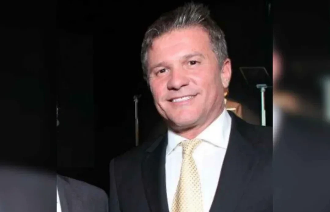Em entrevista à CNN, o senador Flávio Bolsonaro relatou ter se encontrado com seu pai, o ex-presidente Jair Bolsonaro, na tarde de quarta-feira para tratar da repercussão de uma reportagem que aponta o financiamento de um filme biográfico de Jair por meio de recursos de Daniel Vorcaro. Segundo o senador, a orientação de seu pai foi clara: “ficar firme”, pois não haveria irregularidades no projeto. O Financiamento do Filme e a Defesa de Flávio  A polêmica surgiu após a publicação de uma reportagem afirmando que Daniel Vorcaro teria financiado a obra a pedido de Flávio. Admissão de contato: O senador admitiu ter procurado o banqueiro para solicitar patrocínio para a conclusão do filme. Negação de vantagens: Flávio nega categoricamente ter oferecido ou recebido qualquer vantagem ilícita em troca do aporte. Recursos Privados: O argumento central da defesa é que o patrocínio envolve exclusivamente recursos privados, sem o uso de dinheiro público ou leis de incentivo, como a Lei Rouanet. Contexto do encontro: Flávio afirmou ter conhecido Vorcaro em dezembro de 2024, quando, segundo ele, não pesavam suspeitas públicas sobre o banqueiro. Leia mais: https://revistaportaldigital.com.br/flavio-bolsonaro-audios-vorcaro-filme-jair-bolsonaro/ . . . #revistaportaldigital #PoliticaBrasil #FlavioBolsonaro #JairBolsonaro #BancoMaster