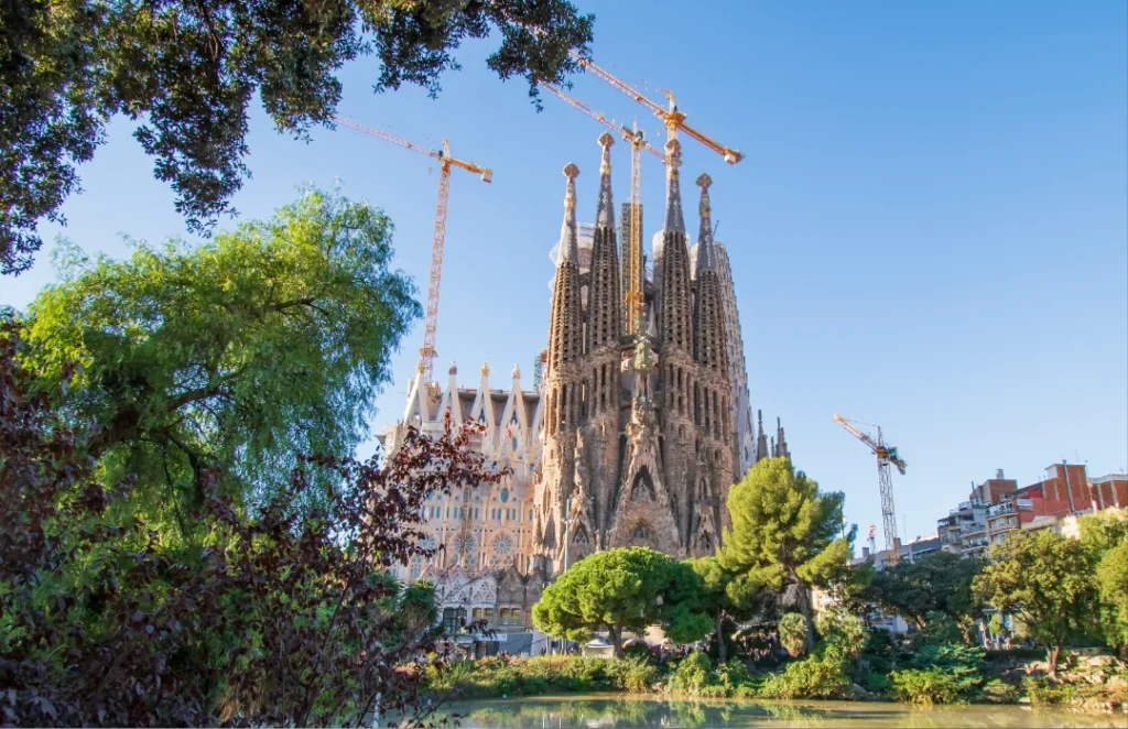 Papa Leão XIV inaugura torre da Sagrada Família