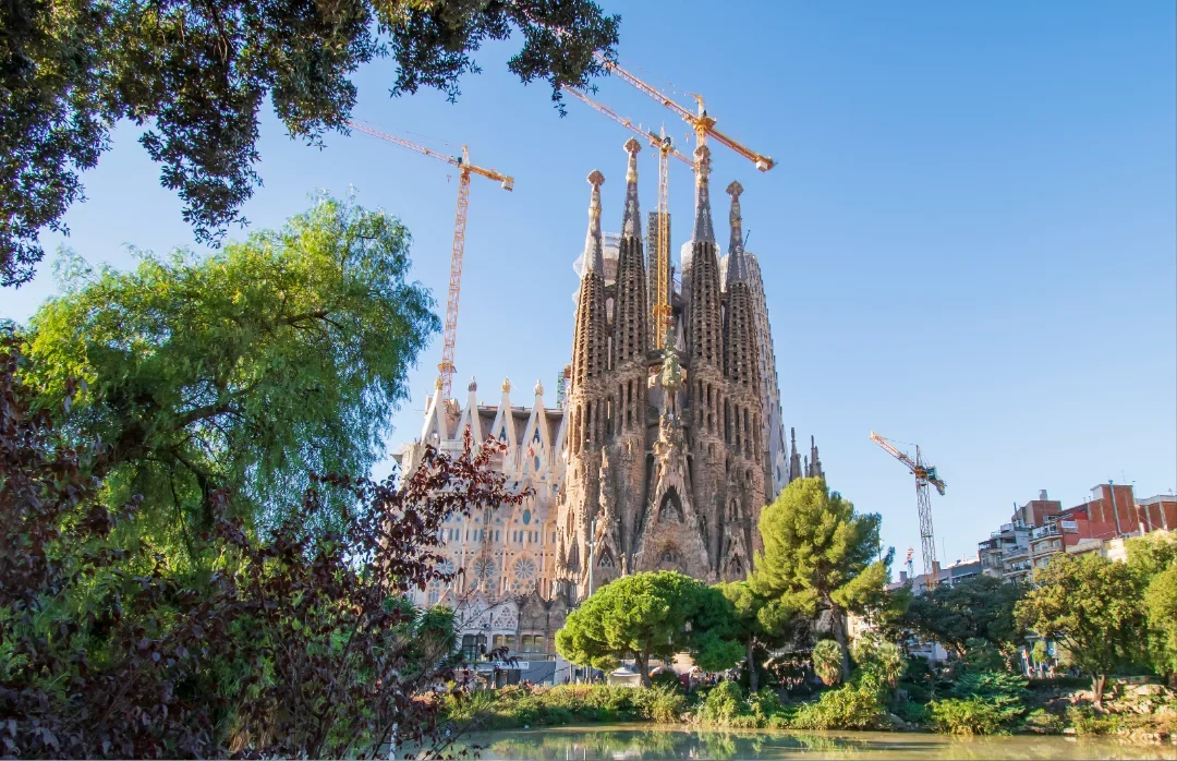 Papa Leão XIV inaugura torre da Sagrada Família
