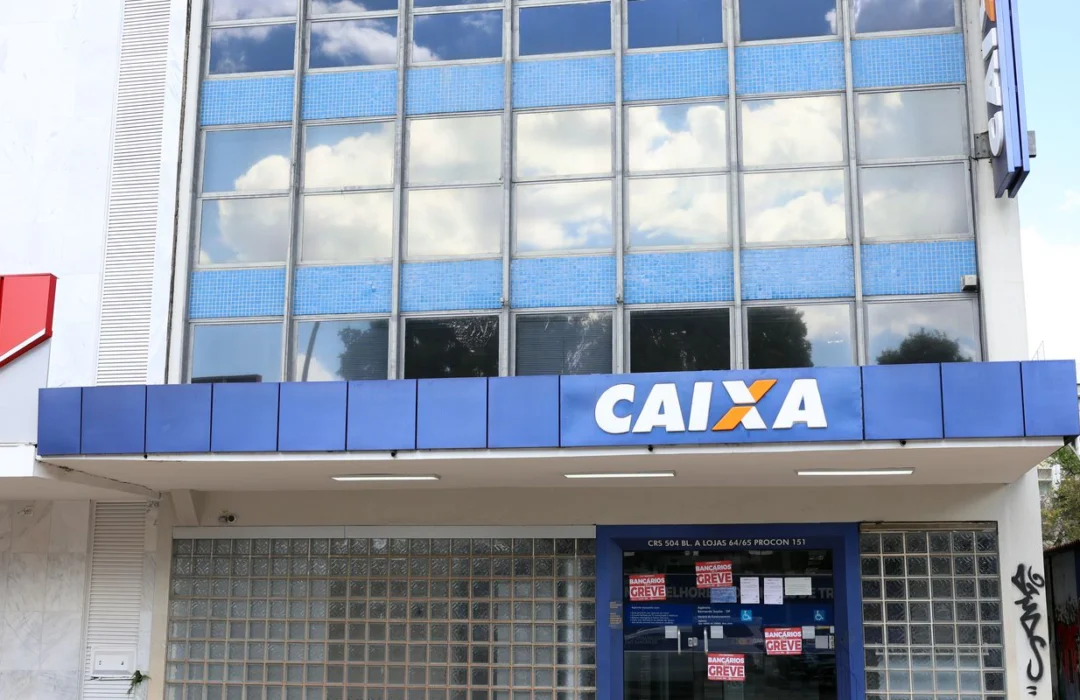 Funcionários da Caixa votam segunda-feira sobre continuação ou encerramento da greve
