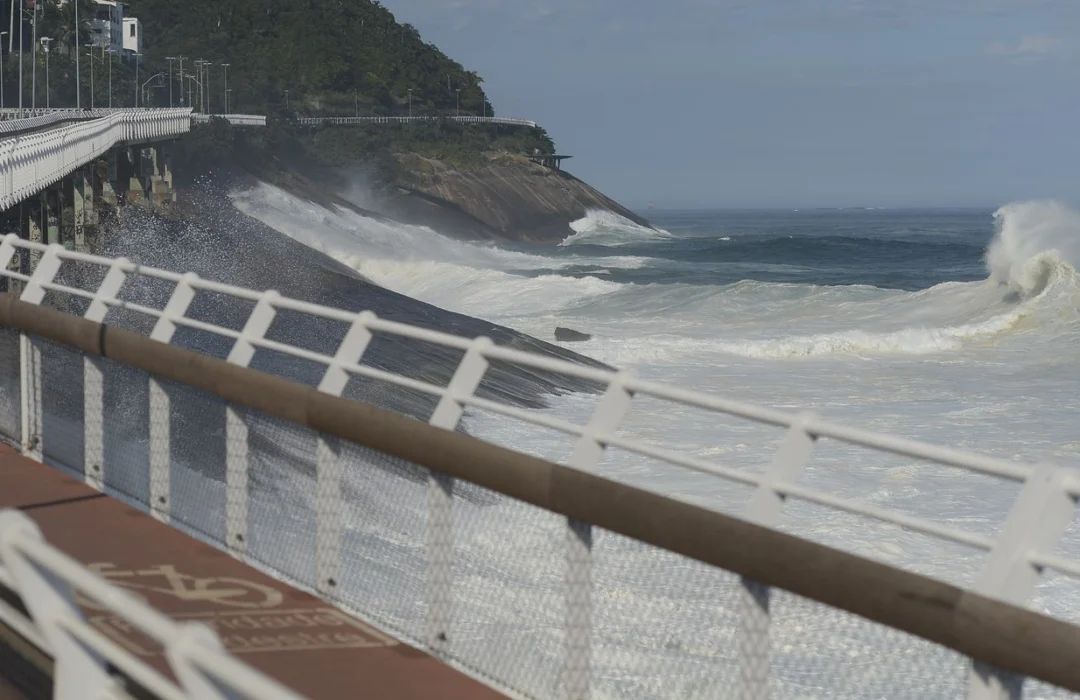 Rio de Janeiro enfrenta ressaca no mar e fecha ciclovia Tim Maia