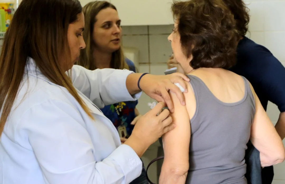SUS expande vacinação contra pneumonia para idosos acima de 85 anos