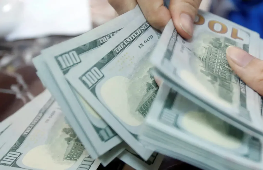 Moeda americana aprecia e bolsa sofre queda em dia de incertezas