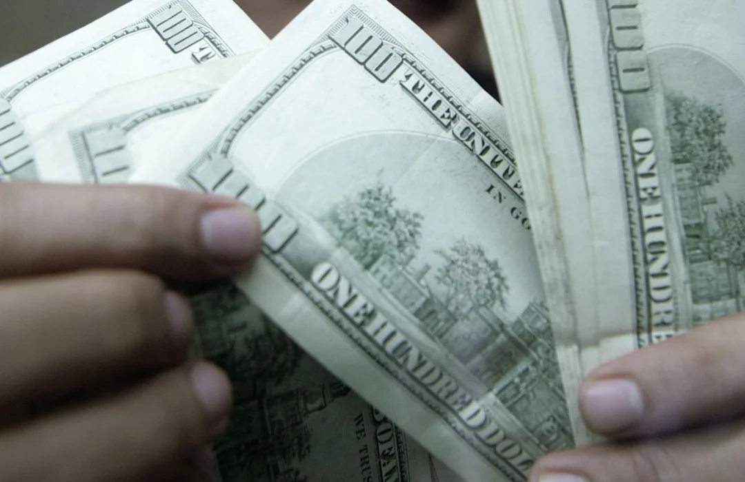 Dólar sobe acima de R$ 5,17 em dia de pressão externa e incerteza eleitoral