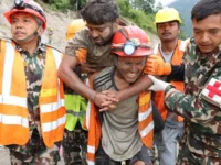 Nepal intensifica buscas por centenas de desaparecidos em usinas hidrelétricas após desastre