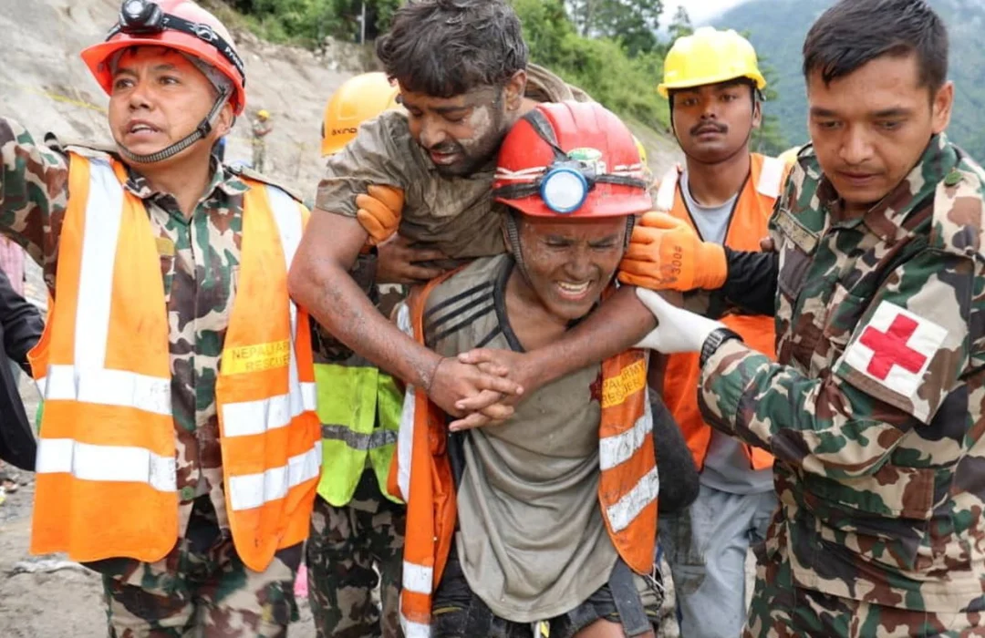 Nepal intensifica buscas por centenas de desaparecidos em usinas hidrelétricas após desastre