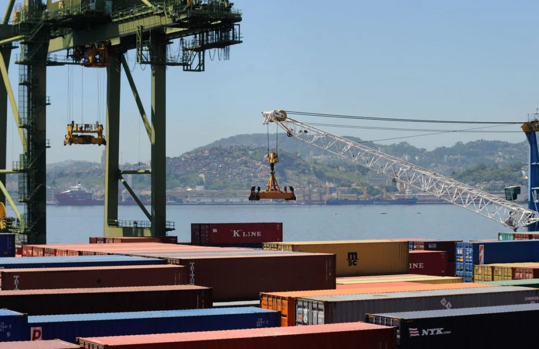 Brasil fecha agosto com superávit comercial de US$ 7,4 bilhões