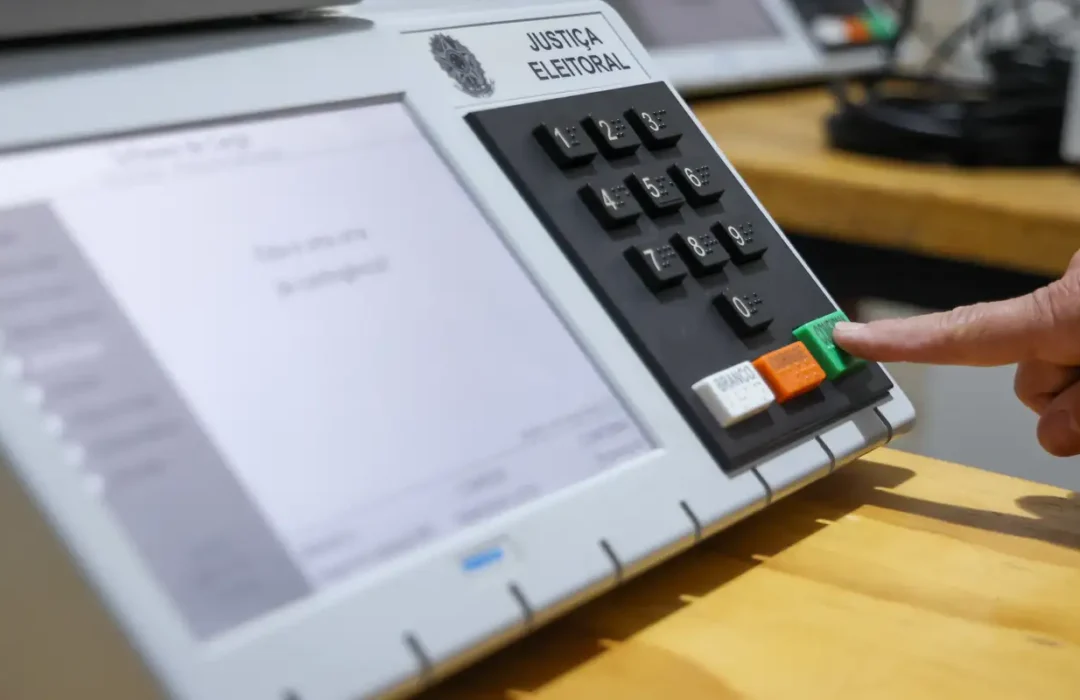 Eleições terão urnas adaptadas e transporte gratuito para pessoas com deficiência
