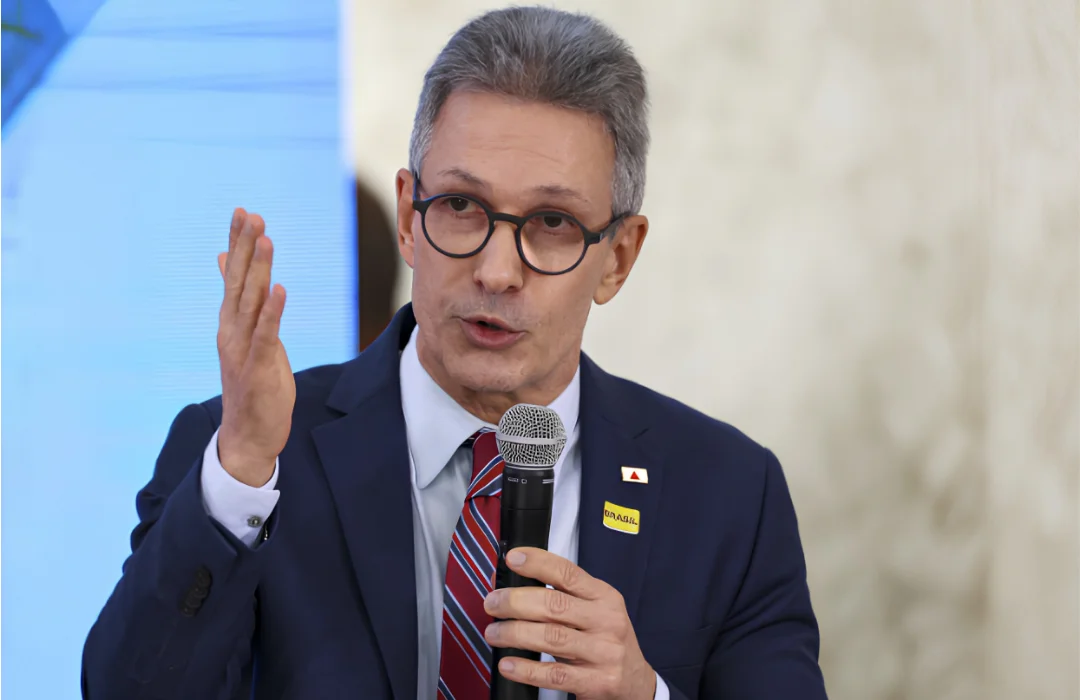 Candidato do Novo apresenta plano com foco em redução de gastos e saída dos Brics