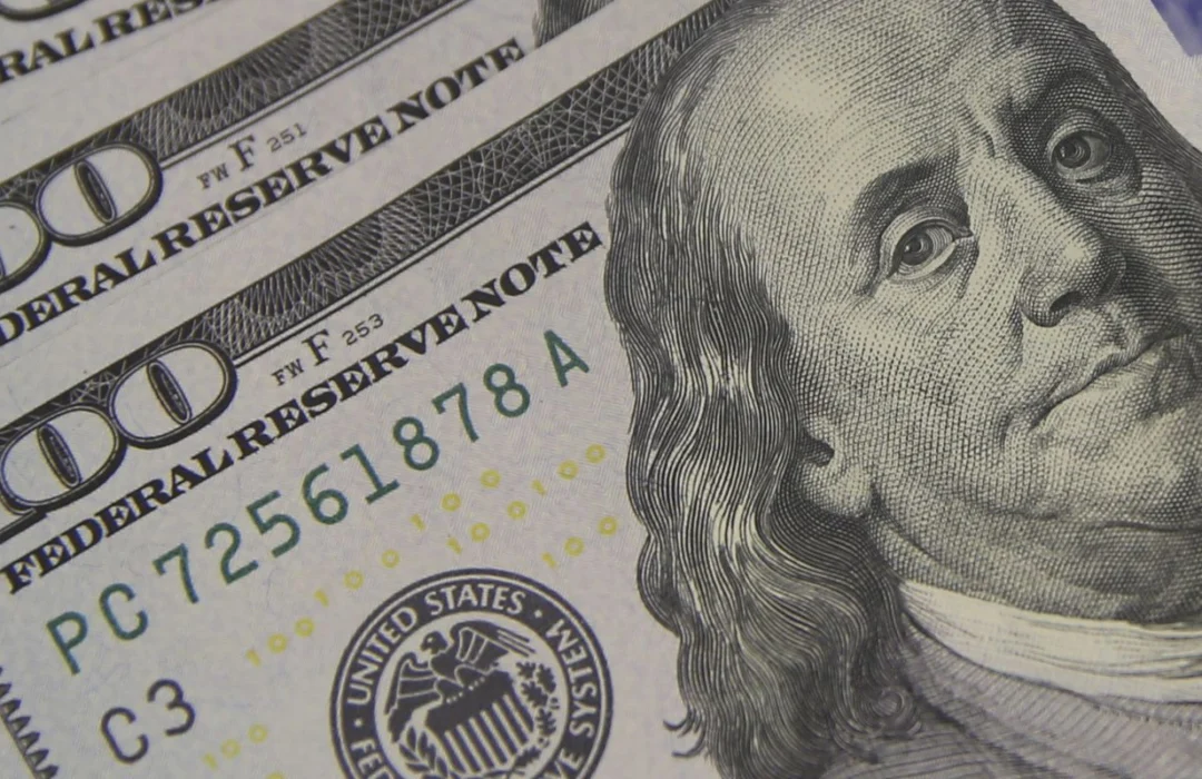 Dólar fecha em queda e atinge menor valor em um mês