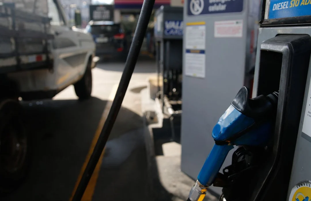 Governo amplia subsídios para gasolina e diesel após alta do petróleo internacional