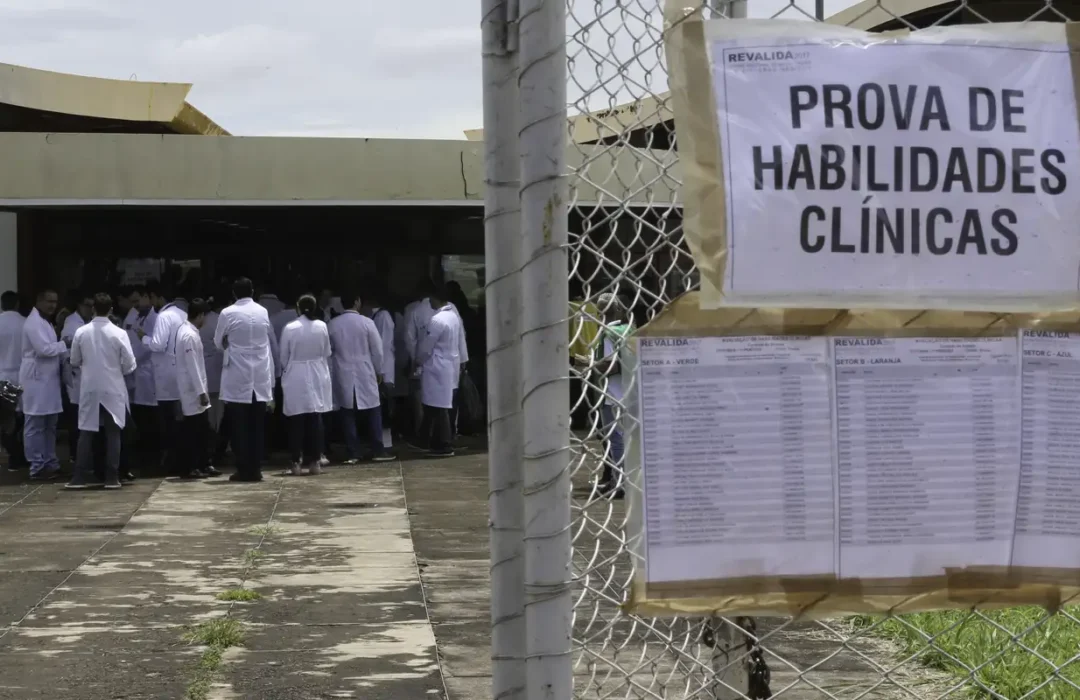 Médicos formados no exterior têm até sábado para enviar diplomas do Revalida 2026