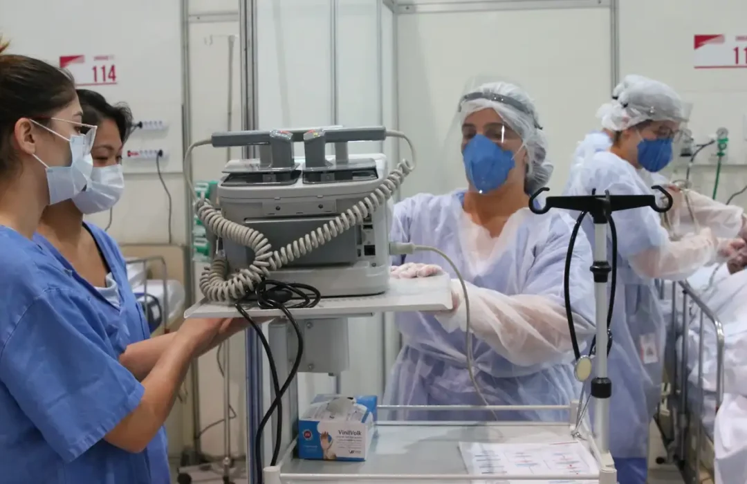 Médicos de UTI enfrentam crise de esgotamento emocional no Brasil