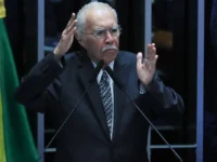 José Sarney internado com pneumonia em São Luís