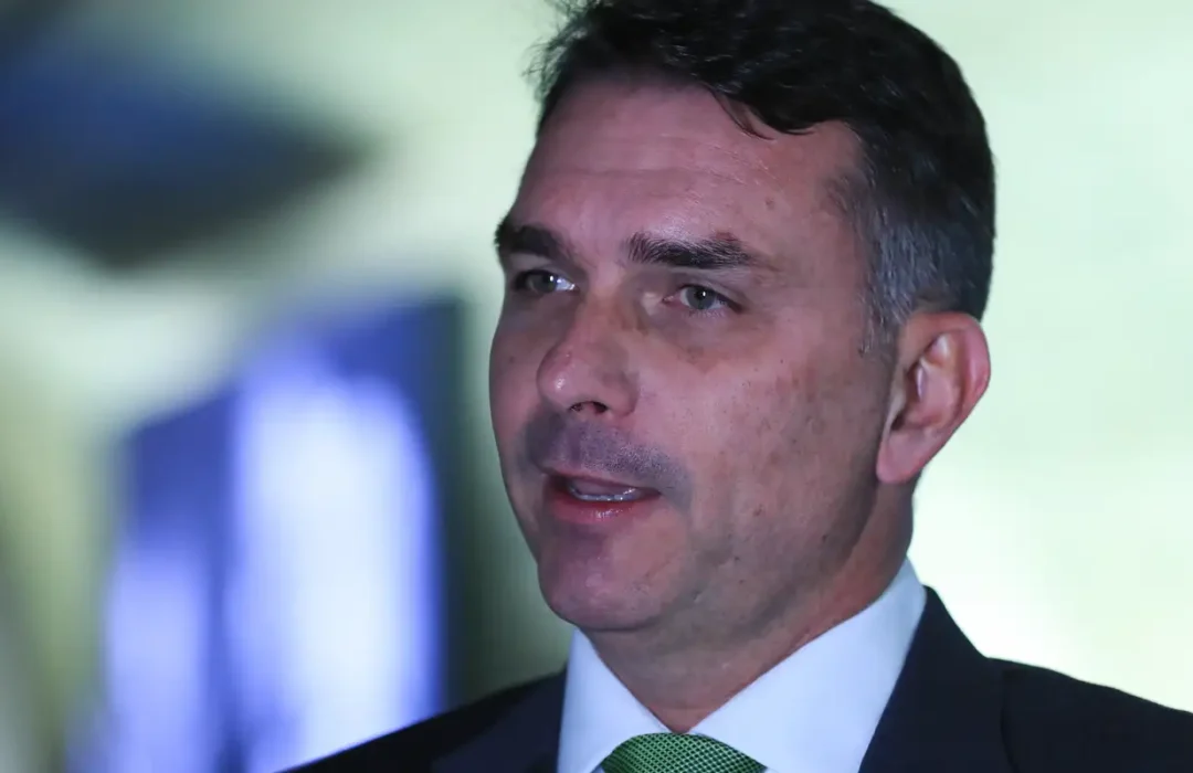 Flávio Bolsonaro é investigado em caso envolvendo financiamento do filme Dark Horse