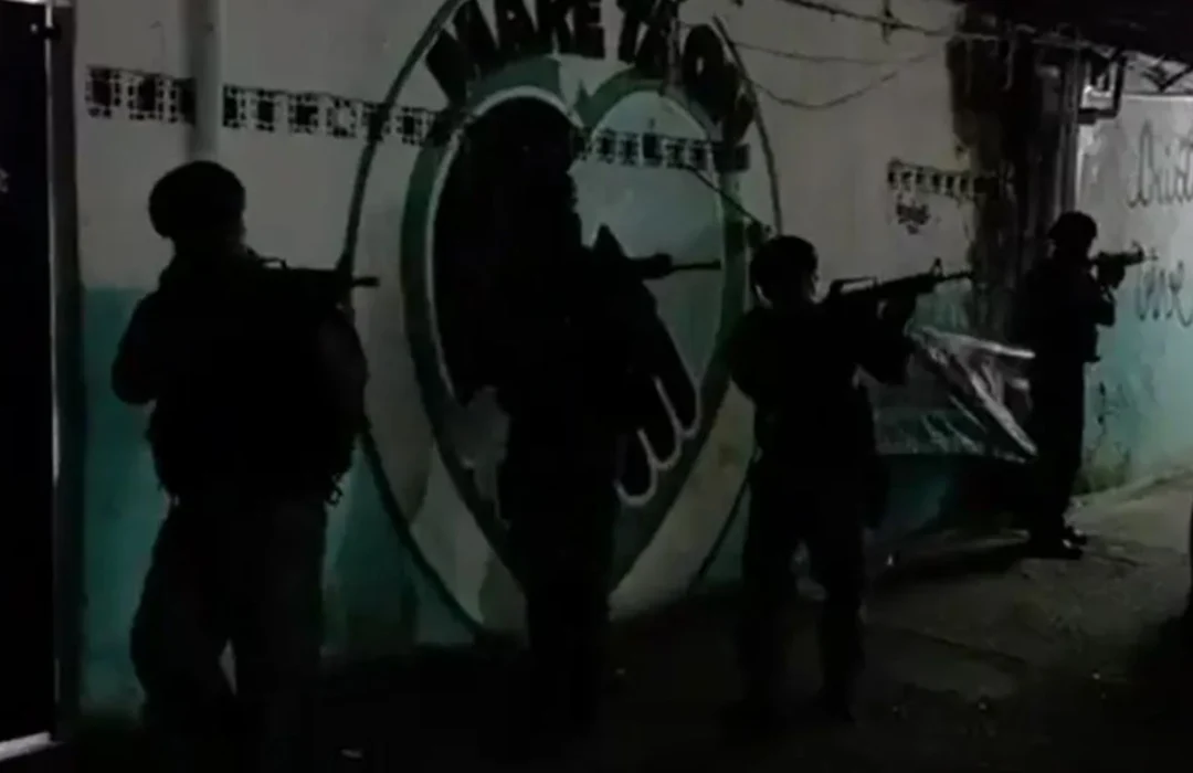 Operação policial na Maré resulta em três mortos e apreensão de armamento