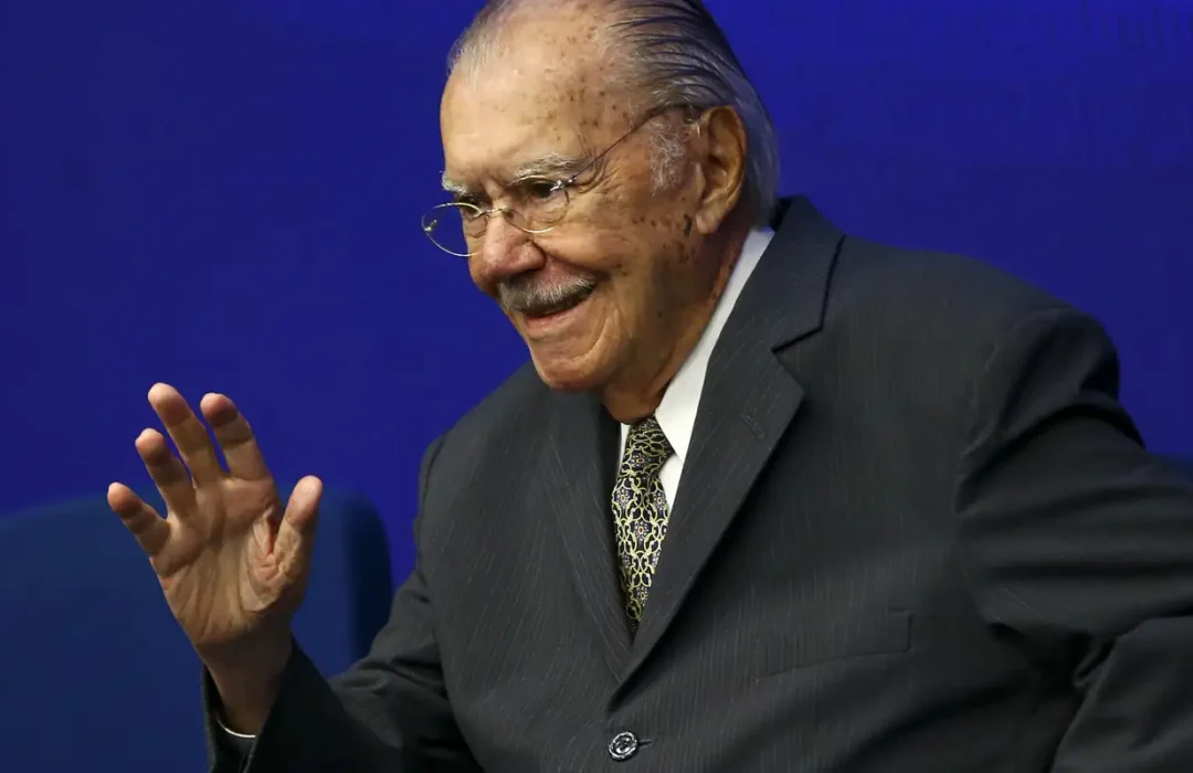 Ex-presidente José Sarney é internado para tratamento de pneumonia