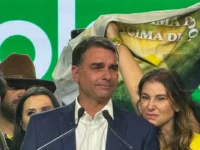 Revista revela que Flávio Bolsonaro viajou em jato ligado a ex-banqueiro investigado