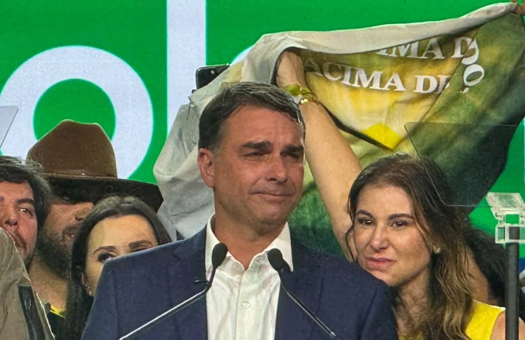Revista revela que Flávio Bolsonaro viajou em jato ligado a ex-banqueiro investigado