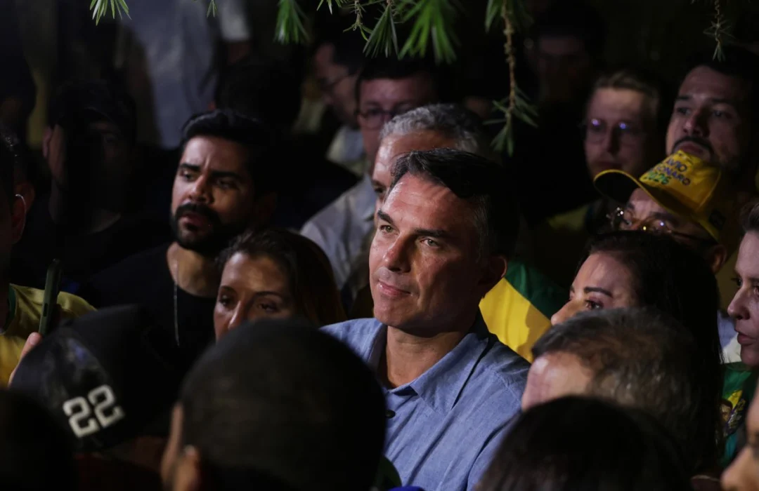 Flávio Bolsonaro condiciona liberação de sigilos à ampliação de dados de Lula