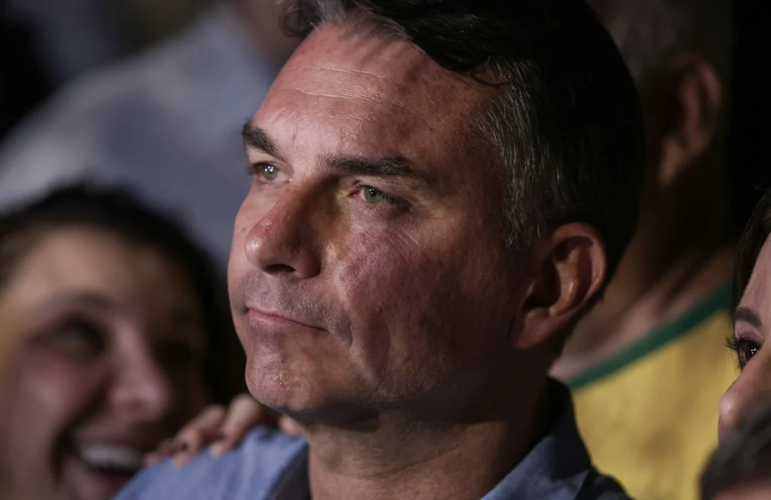 Flávio Bolsonaro evita detalhes sobre propostas em entrevista à TV Globo