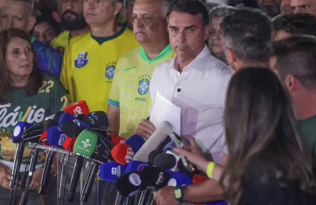 Ministro do STF proíbe senador Flávio Bolsonaro de deixar o Brasil e ordena entrega de passaportes