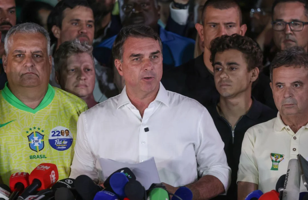 Senador Flávio Bolsonaro deixa o Brasil e segue para o Equador via Argentina