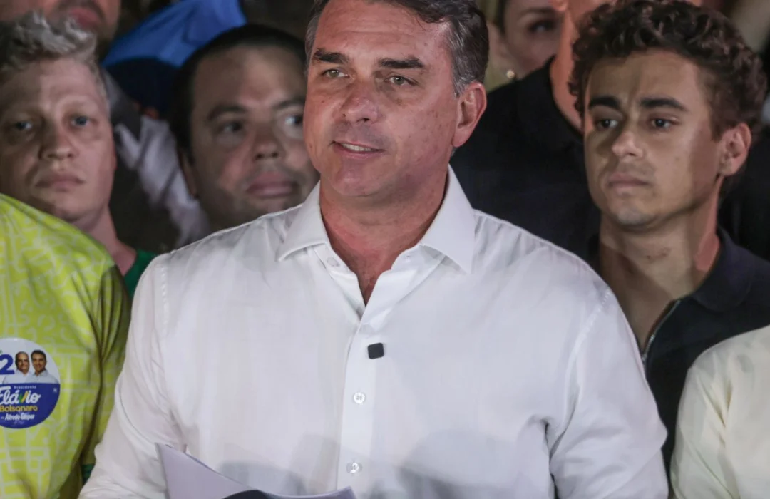 Flávio Bolsonaro agradece Milei e Trump após deixar o Brasil