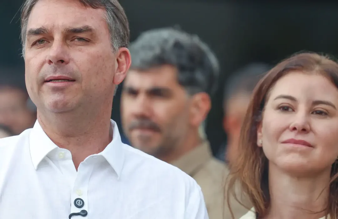 Senador Flávio Bolsonaro deixa o Brasil e segue para Miami