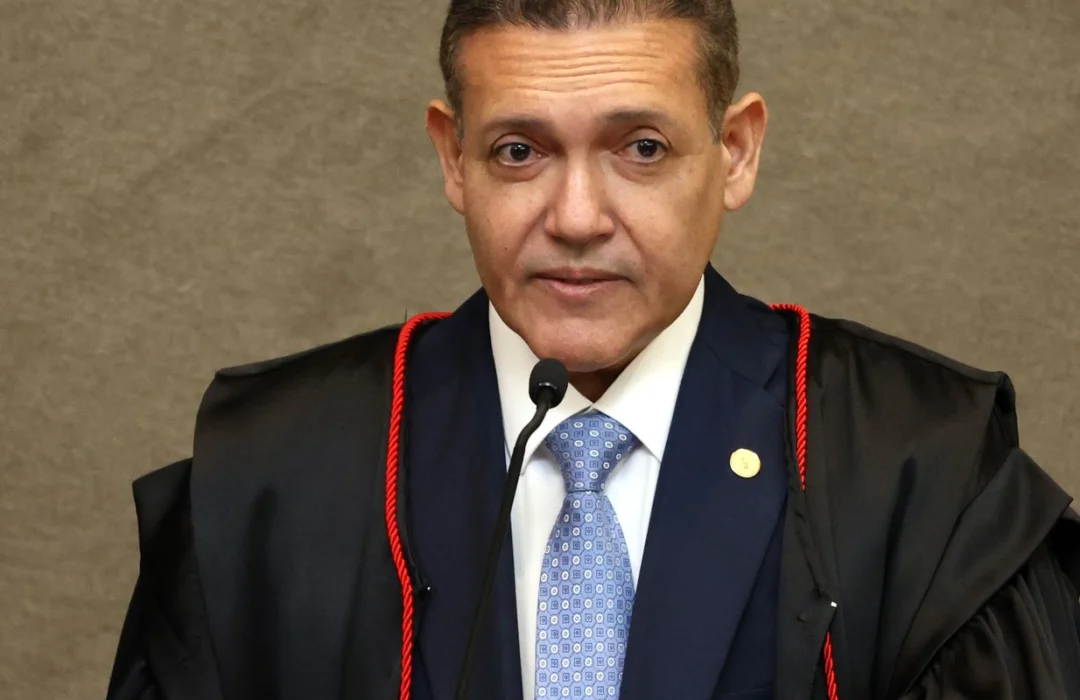 TSE ordena encerramento de canal do WhatsApp de apoio a Lula atendendo pedido de Flávio Bolsonaro