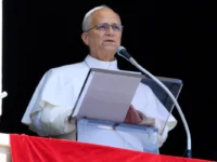 Papa Leão XIV evolui bem após cirurgia pulmonar, informa Vaticano