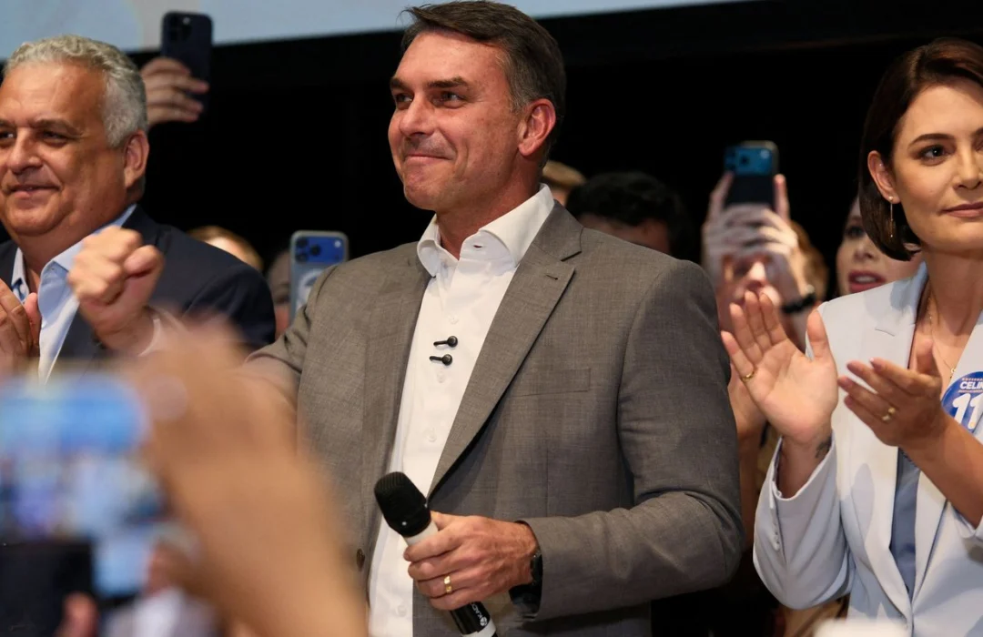 Flávio Bolsonaro recebe apoio de partidos e propõe mudanças na Constituição