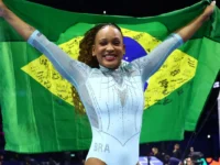 Rebeca Andrade conquista terceiro título mundial no salto sobre a mesa