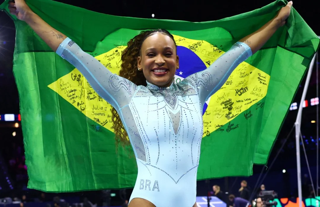 Rebeca Andrade conquista terceiro título mundial no salto sobre a mesa