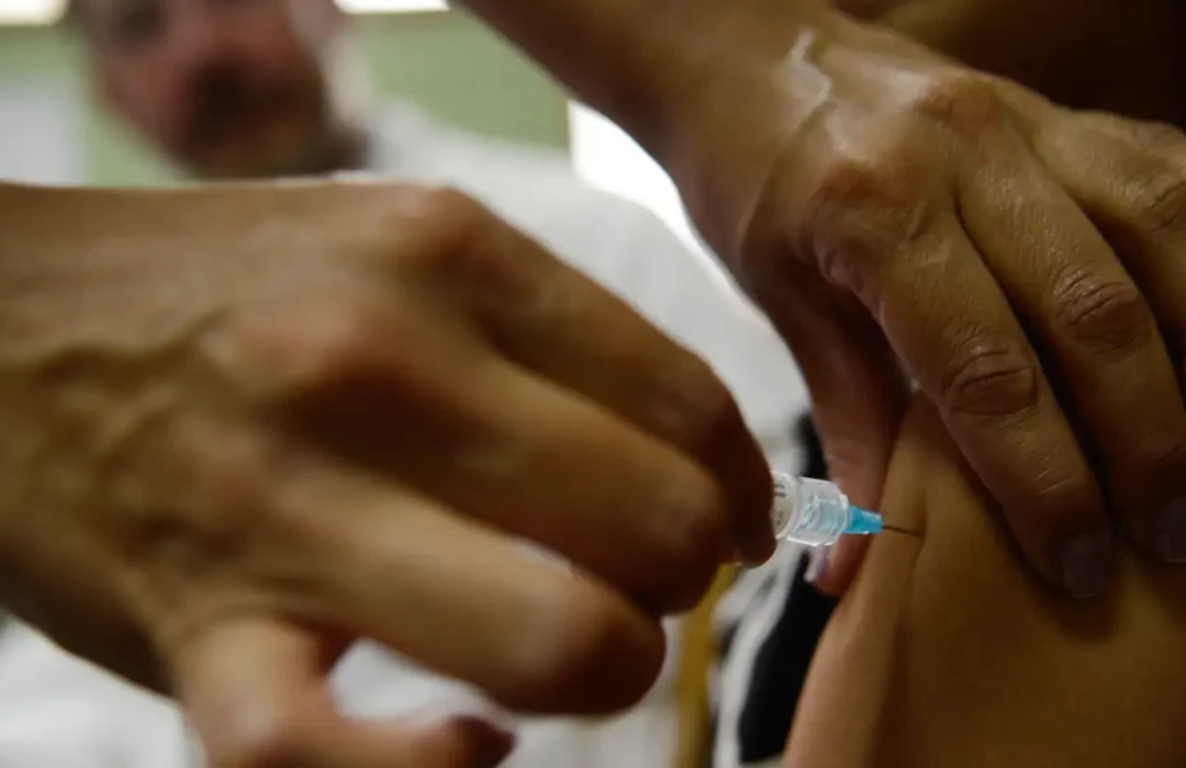 Vacinação contra HPV reduz drasticamente casos de lesões pré-cancerígenas em adolescentes