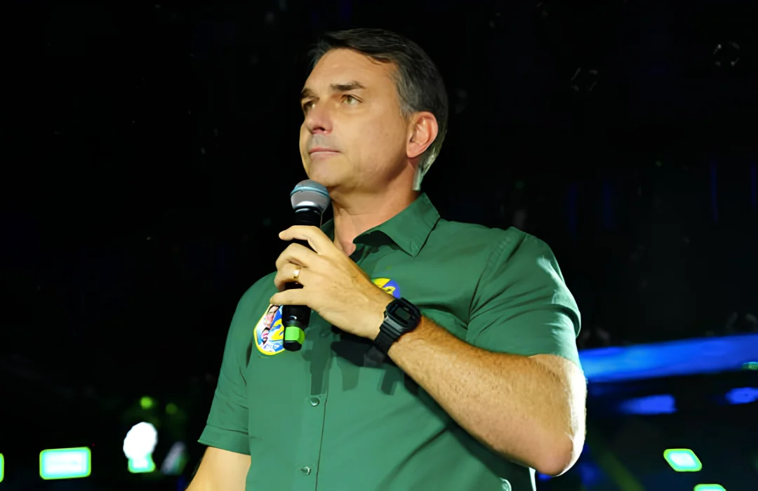 Flávio Bolsonaro Entrega Passaportes após Decisão de Moraes