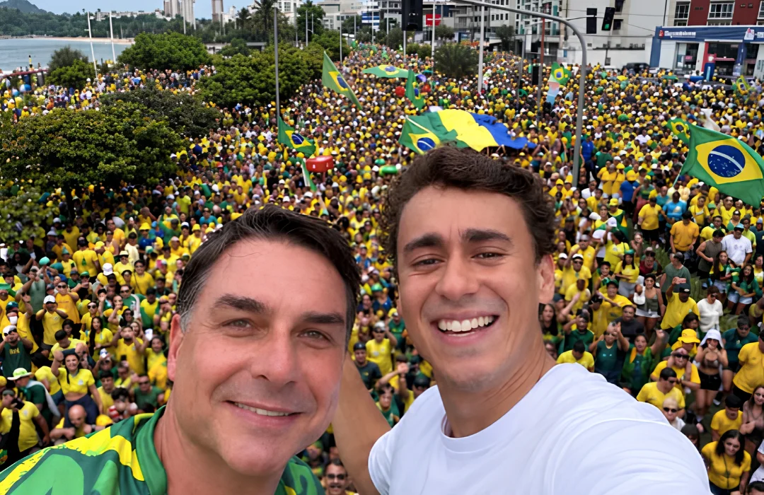 Candidato Flávio Bolsonaro reúne apoiadores na Avenida Paulista uma semana antes do segundo turno