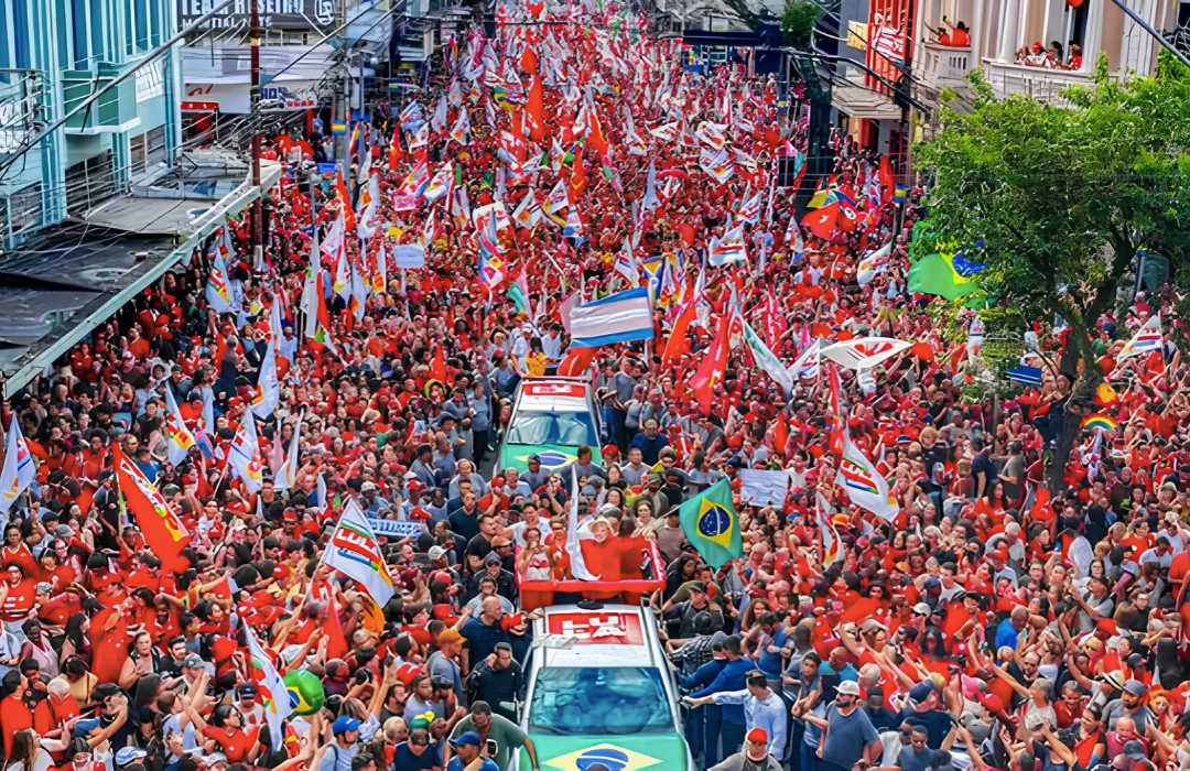 Milhares saem às ruas em defesa da democracia e apoio à reeleição de Lula