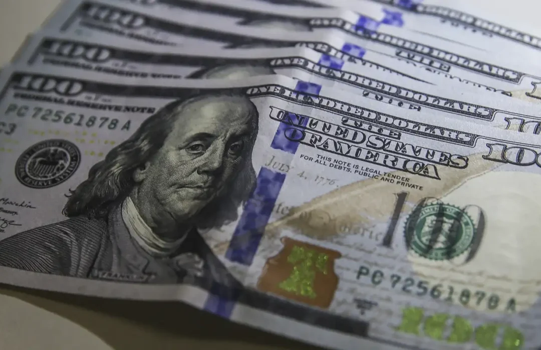 Mercado financeiro se reajusta com dólar acima de R$ 5 e bolsa em queda