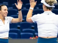 Luisa Stefani avança às semifinais de Pequim após vitória sobre campeãs olímpicas