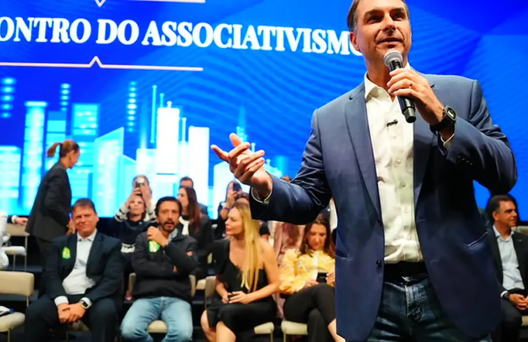 Flávio Bolsonaro visita pai em prisão domiciliar e recebe apoios em São Paulo